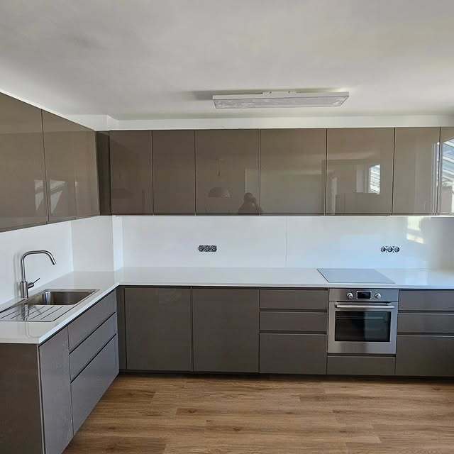 Hochglanz L-Küche in Taupe mit weißer Arbeitsfläche