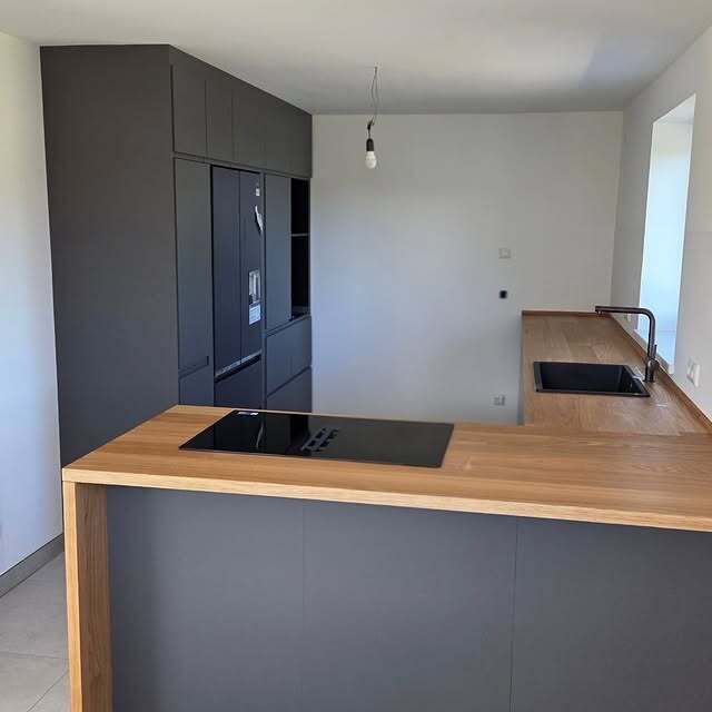 Anthrazitküche mit Holzinsel und offenem Grundriss