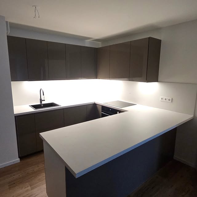 U-Küche mit Kücheninsel und LED-Beleuchtung