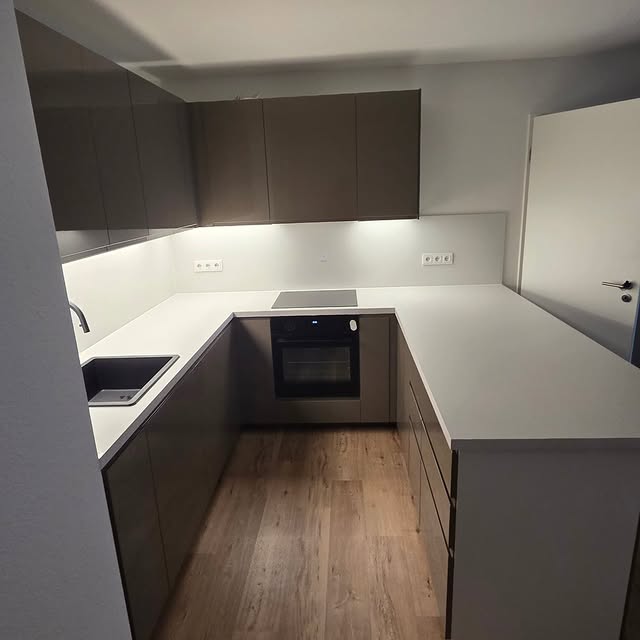 Taupe U-Küche mit weißer Quarzarbeitsplatte